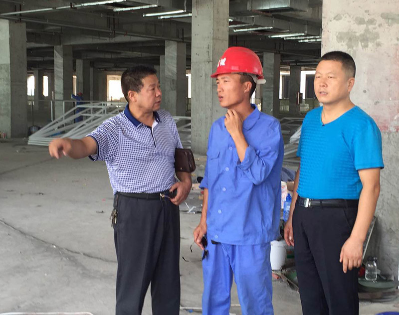 副總經(jīng)理孫宏雷檢查階州廣場(chǎng)安全工作