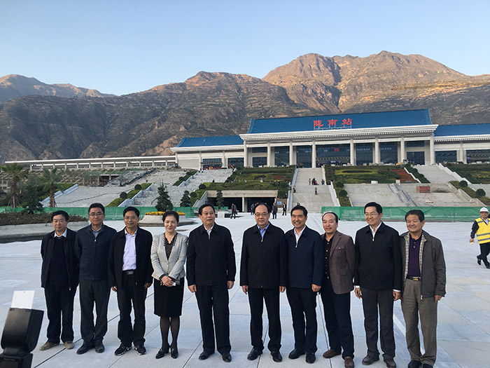 全國、省市政協(xié)委員體驗蘭渝鐵路、視察階州廣場