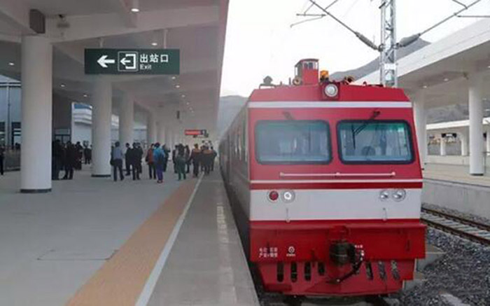 全國、省市政協(xié)委員體驗蘭渝鐵路、視察階州廣場