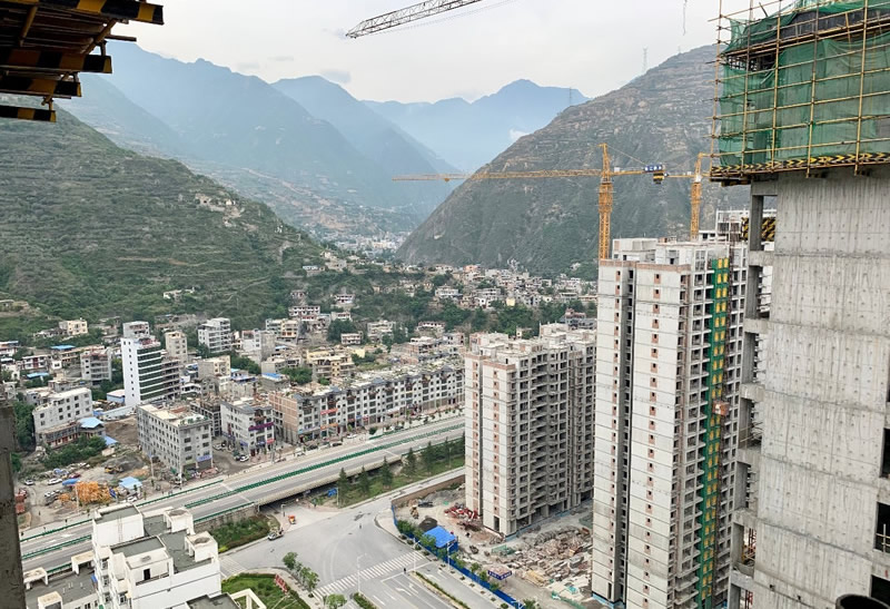 匠心傾注、喜封金頂——龍江?雙子座商住小區(qū)主體順利封頂