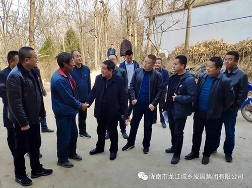 市龍江集團(tuán)在文縣橋頭鎮(zhèn)安子坡村開展“解難題、辦實(shí)事、送溫暖”活動(dòng)