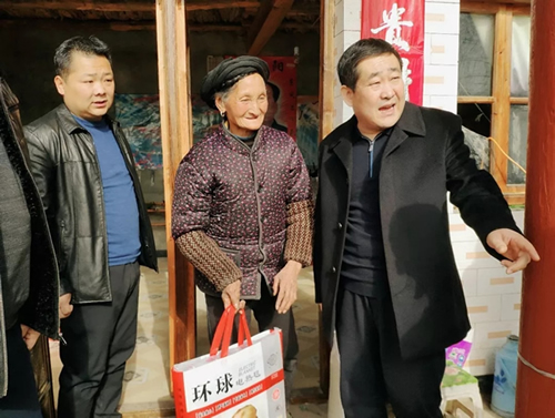 市龍江集團(tuán)在文縣橋頭鎮(zhèn)安子坡村開展“解難題、辦實(shí)事、送溫暖”活動(dòng)