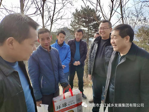 市龍江集團(tuán)在文縣橋頭鎮(zhèn)安子坡村開展“解難題、辦實(shí)事、送溫暖”活動(dòng)