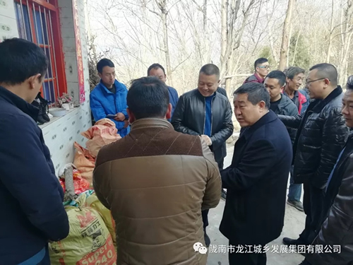 市龍江集團(tuán)在文縣橋頭鎮(zhèn)安子坡村開展“解難題、辦實(shí)事、送溫暖”活動(dòng)