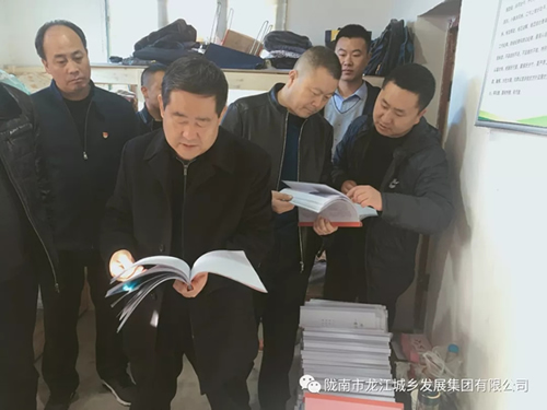 市龍江集團(tuán)在文縣橋頭鎮(zhèn)安子坡村開展“解難題、辦實(shí)事、送溫暖”活動(dòng)