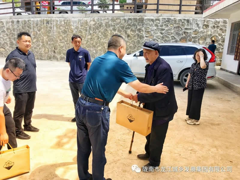 “感黨恩、憶黨史”，--市龍江城鄉(xiāng)發(fā)展集團(tuán)公司開(kāi)展慶祝建黨99周年主題黨日活動(dòng)